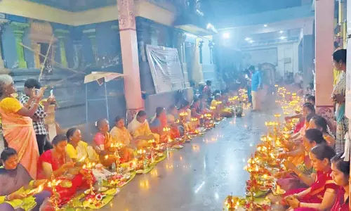 தஞ்சை வடபத்திரகாளி அம்மன் கோவிலில் விளக்கு பூஜை