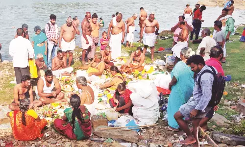 2-வது ஆடி அமாவாசையை முன்னிட்டு இன்று ஒகேனக்கல்லில் குவிந்த மக்கள்- முன்னோர்களுக்கு தர்ப்பணம் கொடுத்தனர்