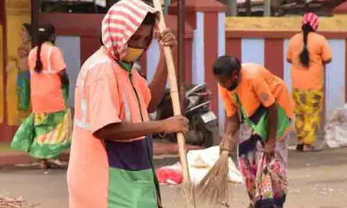 அவினாசி தூய்மைப்பணியாளர்களுக்கு பரிசு