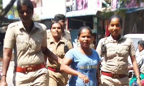 நடைபாதையில் கடை வைக்கும் தகராறில் பெண்ணுக்கு கத்திக்குத்து- சமூக வலைதளத்தில் பிரபலமான பெண் கைது