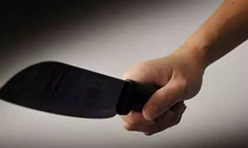 பெட்ரோல் பங்க் ஊழியருக்கு அரிவாள் வெட்டு