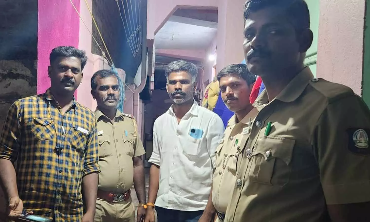 வீட்டுக்காவலில் பரமக்குடி பா.ஜனதா ஒன்றிய தலைவர்? வீட்டுக்காவலில் பரமக்குடி பா.ஜனதா ஒன்றிய தலைவர்?