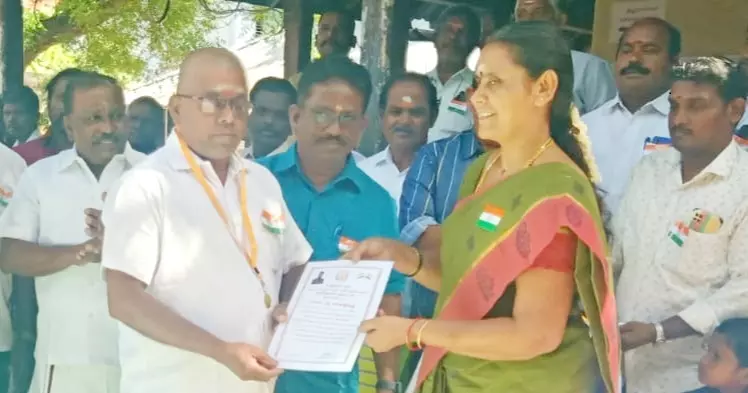 குளித்தலை நகராட்சி ஓட்டுநருக்கு பதக்கம் குளித்தலை நகராட்சி ஓட்டுநருக்கு பதக்கம்