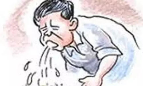 ஓட்டலில் சாப்பிட்ட 4 பேருக்கு வாந்தி, வயிற்றுப்போக்கு