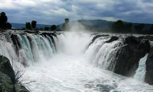 ஒகேனக்கல்லுக்கு நீர்வரத்து 12,500 கனஅடியாக அதிகரிப்பு: பரிசல் இயக்க 2-வது நாளாக தடைவிதிப்பு