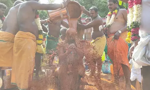 இண்டூர் பெரிய கருப்பசாமி கோவிலில் 108 கிலோ மிளகாய் கரைசலில் குளித்து வினோத பூஜை செய்த பூசாரி