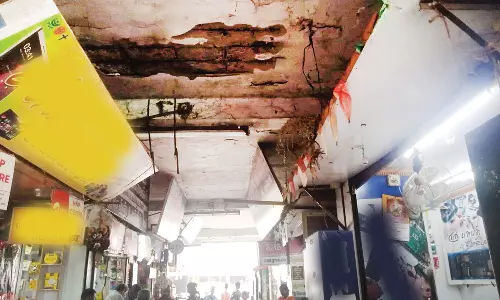 நத்தம் பஸ் நிலையத்தில் மேற்கூரை இடிந்து விழுந்து விபத்து