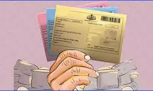 ரேஷன் கார்டுகளை ஒப்படைக்க வந்த பொதுமக்கள்