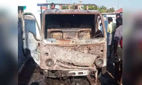 உடுமலை அருகே சிலிண்டர் வாகனத்தில் தீ விபத்து