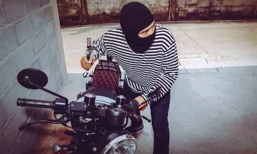 வெள்ளகோவிலில் விவசாயி வீட்டில் பணம், மோட்டார் சைக்கிள் திருட்டு