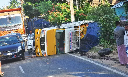 சுங்கான்கடையில் டயர் வெடித்ததால் நடுரோட்டில் கவிழ்ந்த மினி டெம்போ