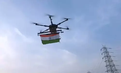 தேசியக்கொடியுடன் டிரோனை பறக்க விட்டு வளர்ச்சி பணிகளை காட்டிய மத்திய மந்திரி