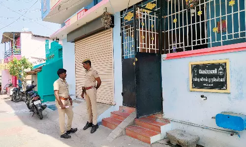 கொலை வழக்கில் தீர்ப்பு : குடைப்பாறைப்பட்டியில் துப்பாக்கி ஏந்திய போலீஸ் பாதுகாப்பு