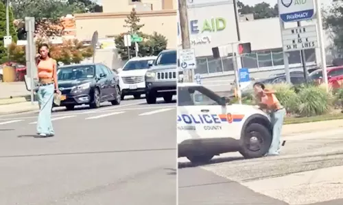 அமெரிக்காவில் கார்களை நோக்கி துப்பாக்கியால் சுட்ட இளம்பெண்