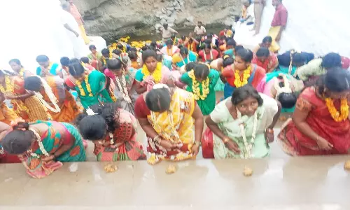 பெண்கள் மண் சோறு சாப்பிட்டு வழிபாடு