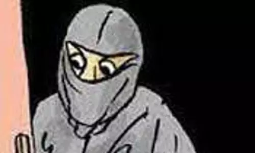 காரில் இருந்த ரூ.1.30 லட்சம் திருட்டு