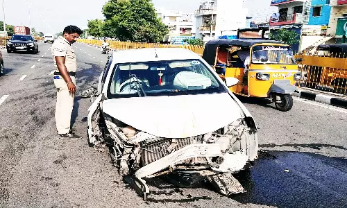 சாலை தடுப்பில் கார் மோதி விபத்து