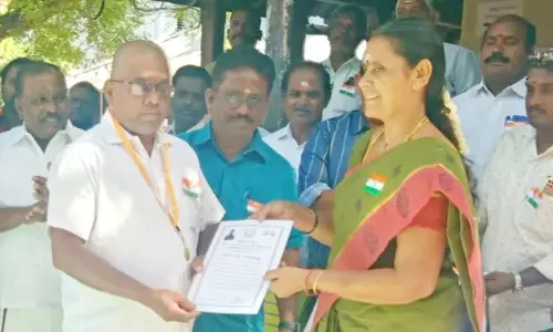 குளித்தலை நகராட்சி ஓட்டுநருக்கு பதக்கம்