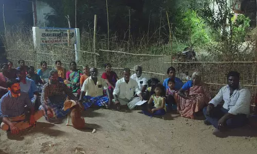 குடியிருப்பு சாலையில் வேலி அமைத்ததால் பொதுமக்கள் திடீர் மறியல்