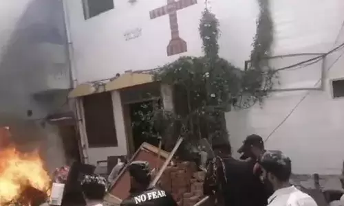 பாகிஸ்தானில் தேவாலயங்களை சேதப்படுத்தி தீ வைத்த கும்பல்- அமெரிக்கா கண்டனம்