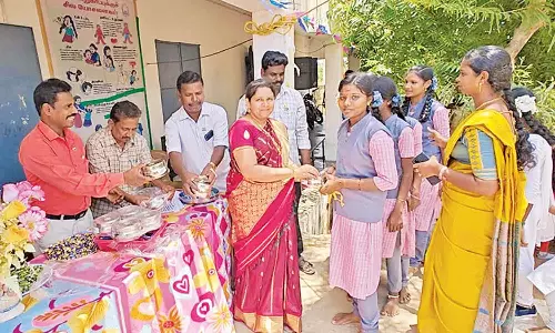 போட்டிகளில் வெற்றி பெற்றவர்களுக்கு பரிசு வழங்கிய முன்னாள் மாணவர்கள்