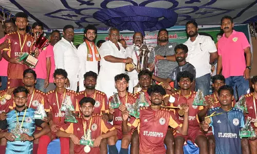 திருச்சி கல்லூரி அணி வெற்றி-சபாநாயகர் ஏம்பலம் செல்வம் பரிசு கோப்பை வழங்கினார்