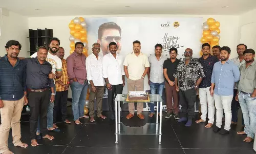 இந்தியன் -2 படக்குழுவினருடன் பிறந்தநாளை கேக் வெட்டி கொண்டாடிய ஷங்கர்