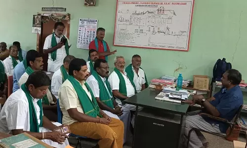 பள்ளி முதல்வரை மாற்ற  விவசாயிகள் புகார் மனு