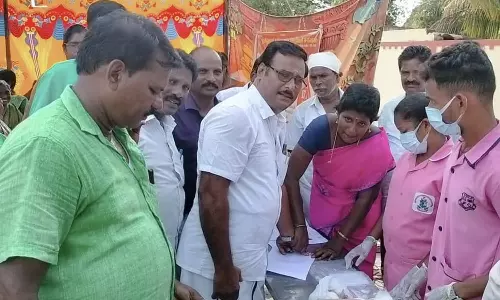 தமிழ்நாடு சத்துணவு ஊழியர்கள் சங்கம் சார்பில் ரத்த கையெழுத்து போராட்டம்