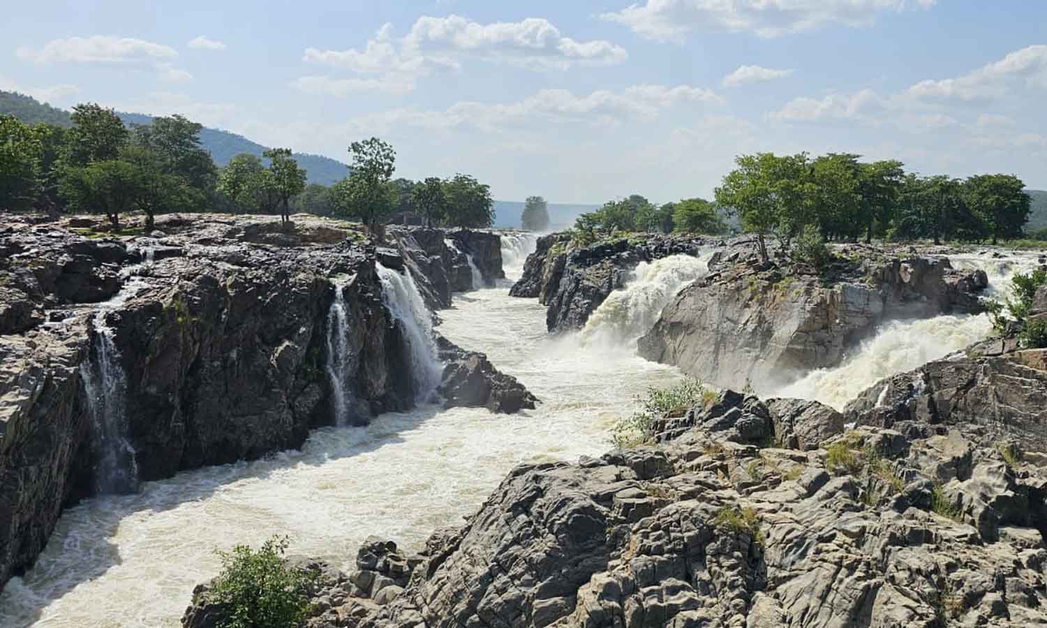 ஒகேனக்கல்லுக்கு நீர்வரத்து 14 ஆயிரம் கனஅடியாக அதிகரிப்பு: பரிசல் இயக்க 3-வது நாளாக தடைவிதிப்பு
