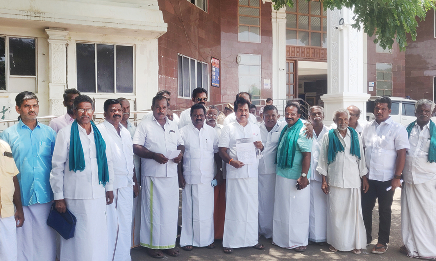 ரேசன் கடைகளில் தேங்காய் எண்ணெய் விற்பனை செய்ய வேண்டும் - தேனி கலெக்டரிடம் மனு