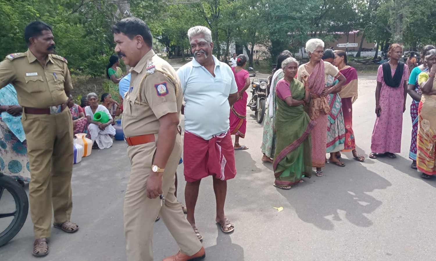 அம்மாபேட்டை அருகே இன்று காலை குடிநீர் கேட்டு பொதுமக்கள் சாலை மறியல்