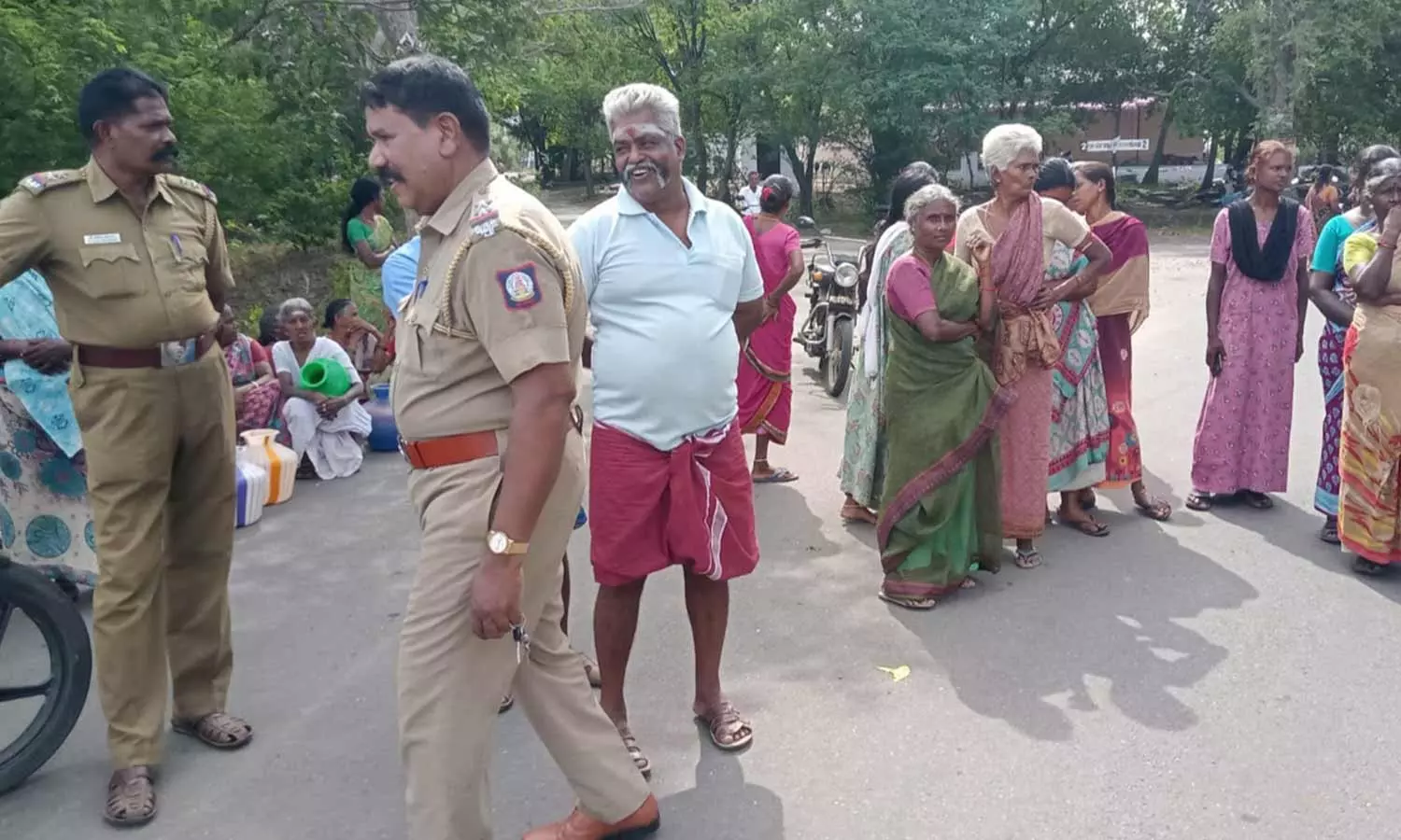 அம்மாபேட்டை அருகே இன்று காலை குடிநீர் கேட்டு பொதுமக்கள் சாலை மறியல் அம்மாபேட்டை அருகே இன்று காலை குடிநீர் கேட்டு பொதுமக்கள் சாலை மறியல்
