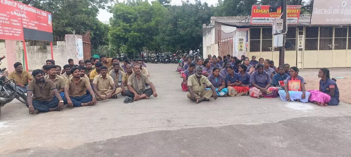 தூய்மைப் பணியாளர்கள் பணியை புறக்கணித்து திடீர் போராட்டம் தூய்மைப் பணியாளர்கள் பணியை புறக்கணித்து திடீர் போராட்டம்