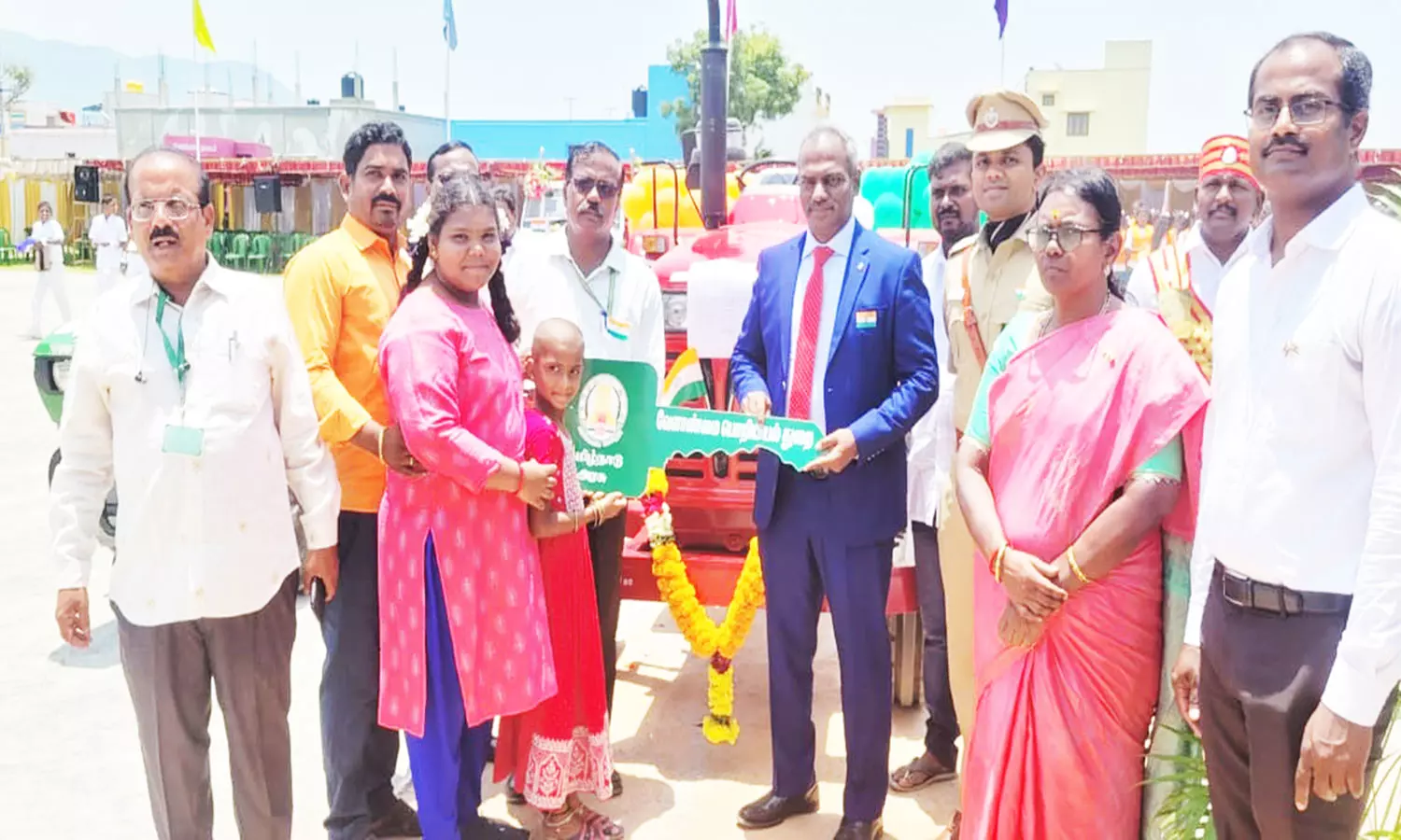 பெண் விவசாயிக்கு மானிய விலையில் டிராக்டர் பெண் விவசாயிக்கு மானிய விலையில் டிராக்டர்