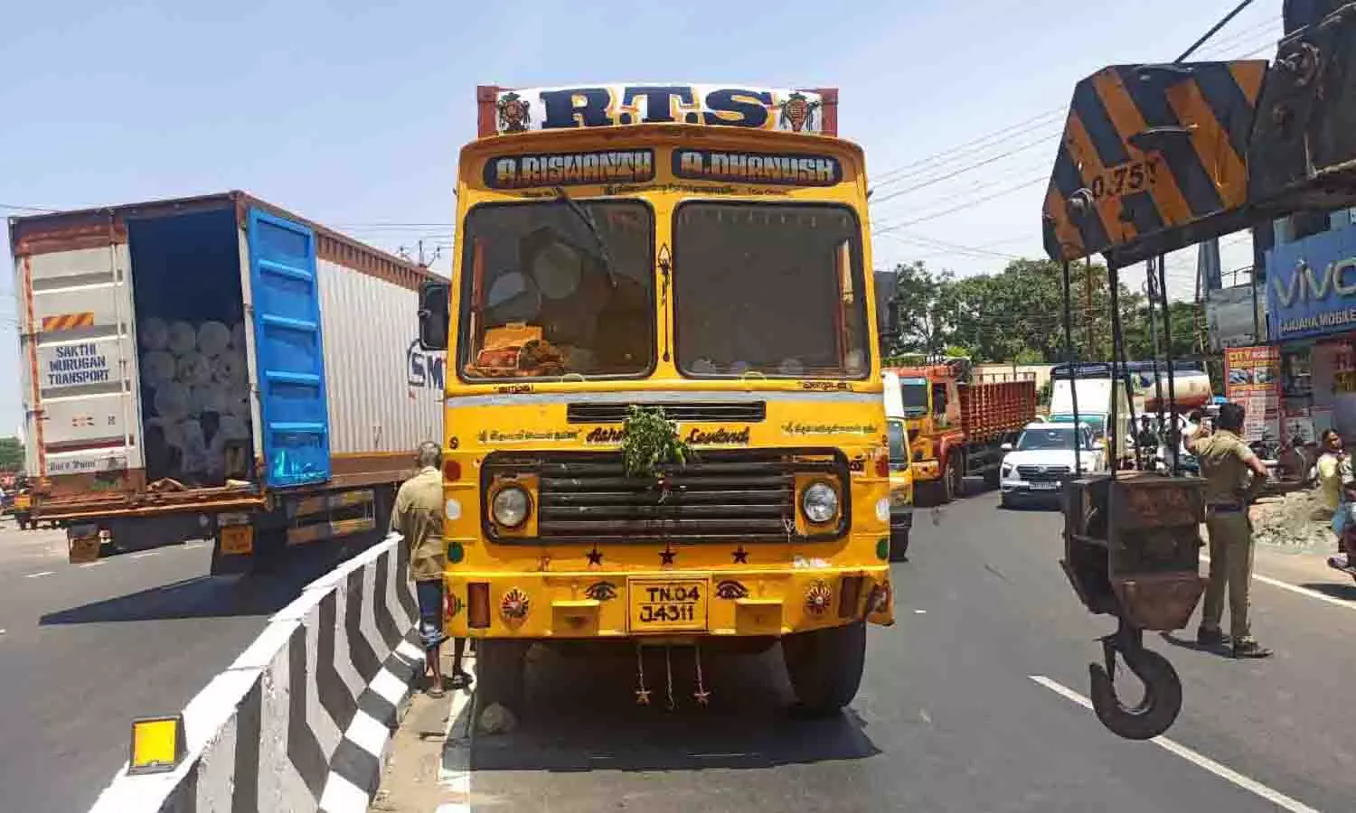 பல்லடத்தில் நடுரோட்டில் பழுதாகி நின்ற லாரியால் போக்குவரத்து பாதிப்பு பல்லடத்தில் நடுரோட்டில் பழுதாகி நின்ற லாரியால் போக்குவரத்து பாதிப்பு