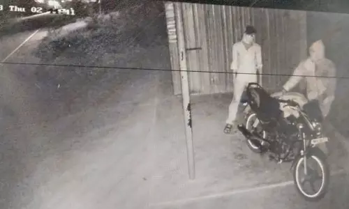முகமூடி அணிந்து மோட்டார் சைக்கிளில் வந்து திருடும் கும்பல்- சி.சி.டி.வி. கேமிராவில் பதிவான கொள்ளையன் உருவம்