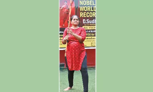 ஒரு மணிநேரம் சிலம்பம் சுற்றி கர்ப்பிணி பெண் சாதனை