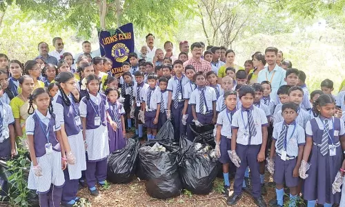 நத்தம் அம்மன்குளத்தில் தூய்மை பணி மேற்கொண்ட மாணவர்கள்