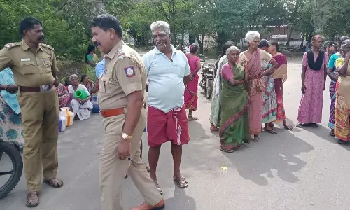 அம்மாபேட்டை அருகே இன்று காலை குடிநீர் கேட்டு பொதுமக்கள் சாலை மறியல்