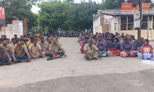 தூய்மைப் பணியாளர்கள் பணியை புறக்கணித்து திடீர் போராட்டம்