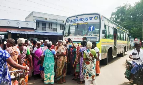 திருமாவளவன் பேனர் அகற்றியதால் வி.சி.க.வினர் சாலை மறியல்