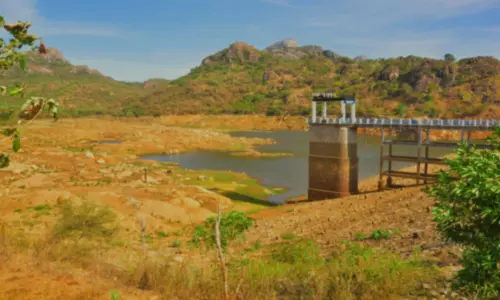 மாம்பழத்துறையாறு அணை வறண்டது பேச்சிப்பாறை, பெருஞ்சாணி நீர்மட்டம் தொடர்ந்து சரிவு