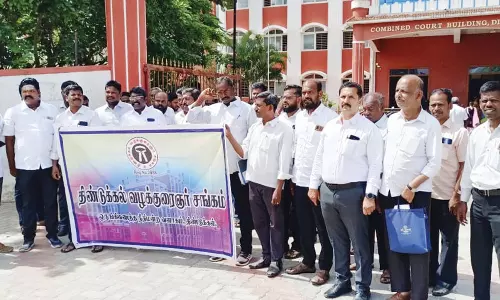 திண்டுக்கல்லில் வக்கீல்கள் கோர்ட்டு பணிகளை புறக்கணித்து ஆர்ப்பாட்டம்
