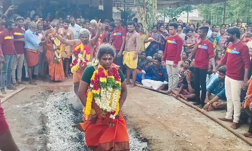 திண்டுக்கல் அருகே கோவில் திருவிழாவில் பூக்குழி இறங்கி பக்தர்கள் நேர்த்திக்கடன்