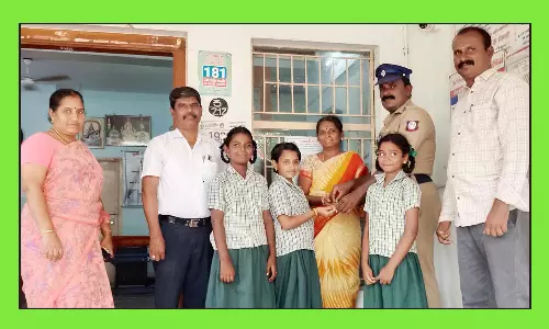 தவற விட்ட நகையை மீட்டுக்கொடுத்த மாணவிகளுக்கு பாராட்டு