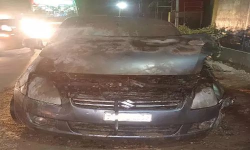 இரணியல் அருகே நடுரோட்டில் தீப்பிடித்து எரிந்த கார்