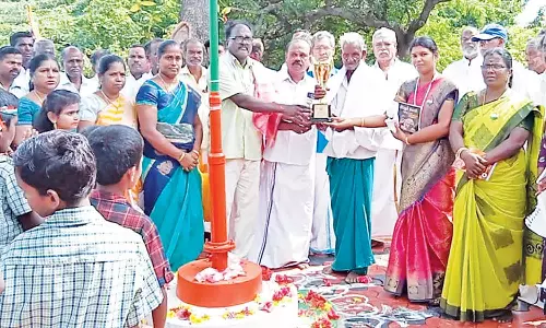 அரசு பள்ளி மாணவர்களுக்கு பாராட்டு விழா