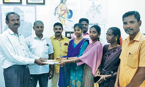 தங்கப்பதக்கம் வென்ற வேதாரண்யம் அரசு கல்லூரி மாணவிக்கு பாராட்டு