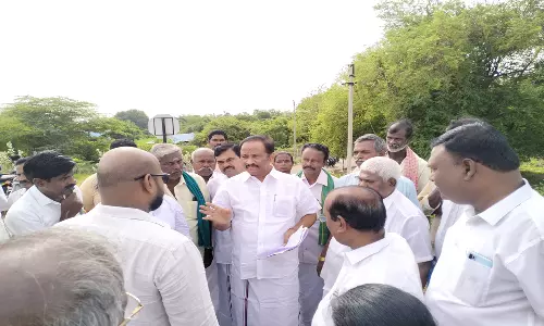 சேத்தியாதோப்பு அருகே மேம்பாலம் அமைக்க கோரி  ஒன்று திரண்ட பொதுமக்கள்: அருண்மொழித் தேவன் எம்.எல்.ஏ. சமரசம்